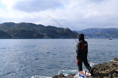 厳寒の東伊豆 手石島釣行 厳寒の東伊豆 手石島釣行 娘のダンナの達也君から１月３０日 火 休みなので何処か釣行しませんか との連絡があり 今年に入って２人とも釣果が思わしくなくストレスが貯まっていたので 以前から行ってみたいと思ってい